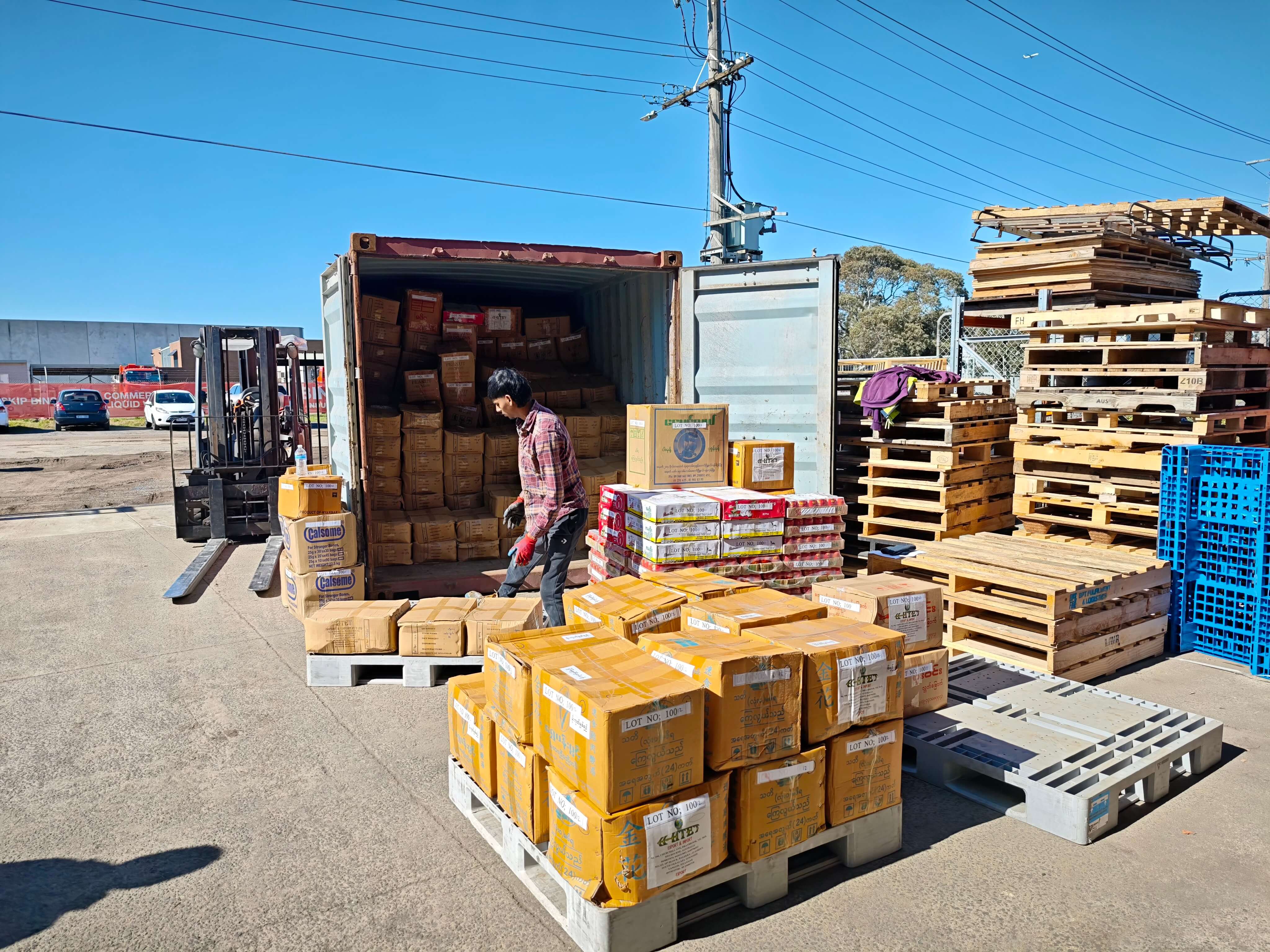 20ft container unloading at MEL1